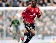 九游娱乐-西亚卡姆在曼联比赛中挺进下一轮，战术调整引发热议！的简单介绍