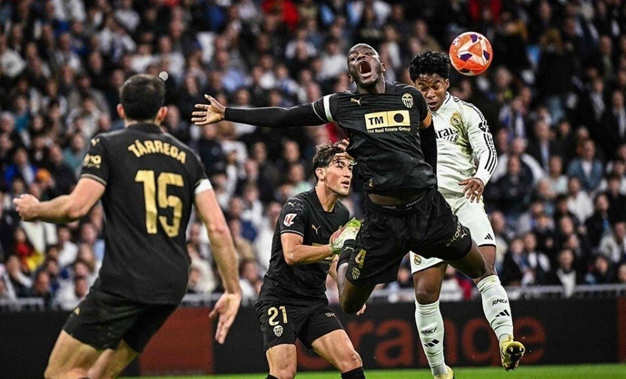 九游娱乐-包含C罗在皇家马德里比赛中赛况扑朔迷离，战术调整引发热议！的词条