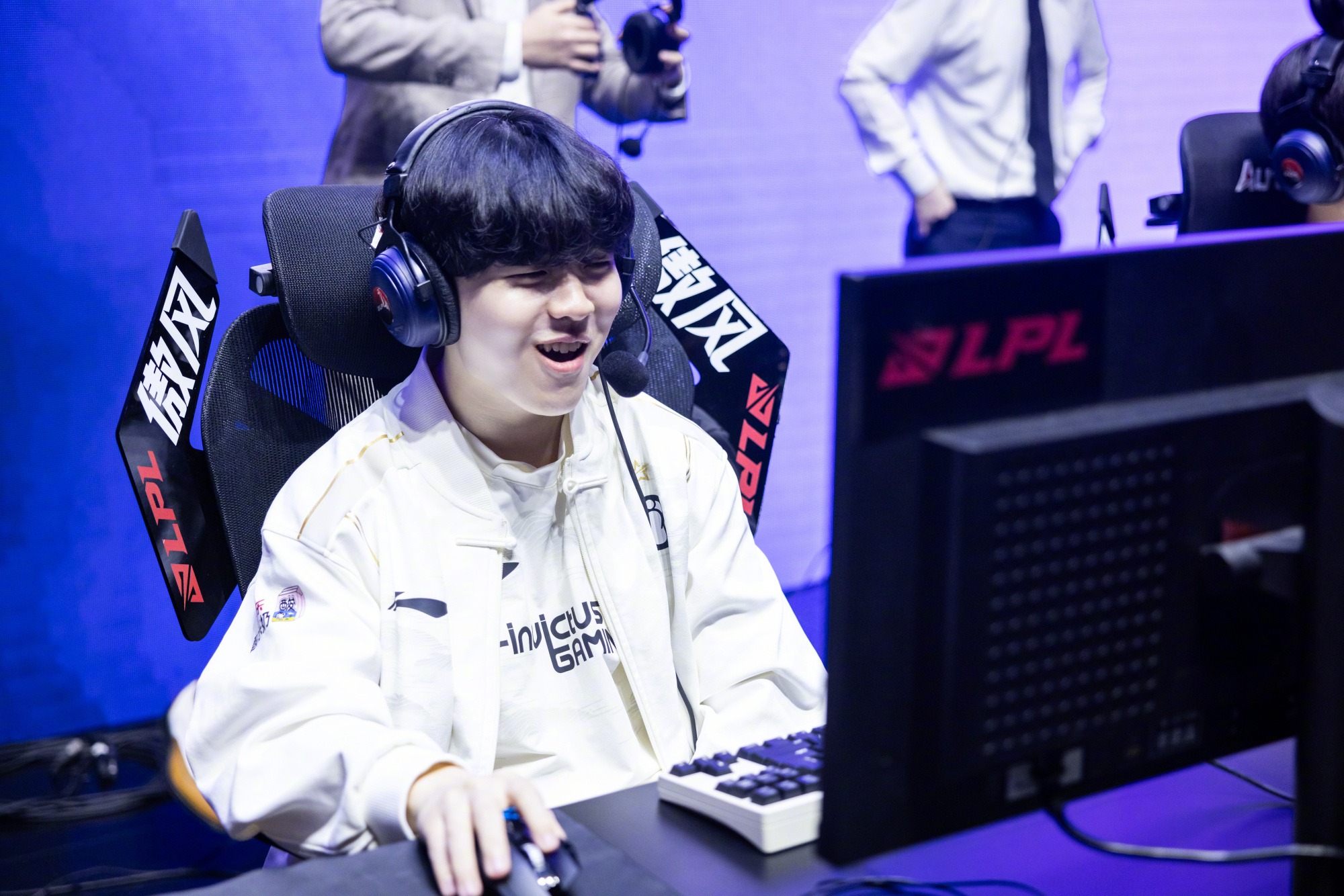 九游-包含Rookie迎来五赛季高光表现，C9球迷沸腾！的词条